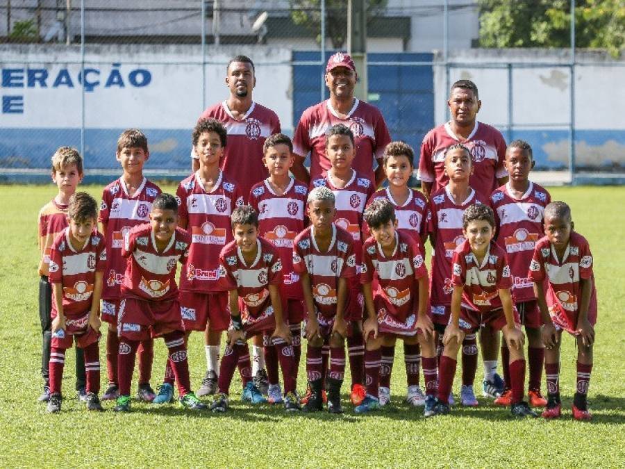 Jogadores sub 9 da Escolinha de Futebol “Mãos dadas pelo Esporte